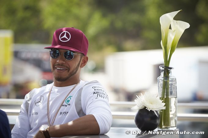 Mercedes scoffs at Hamilton rumour