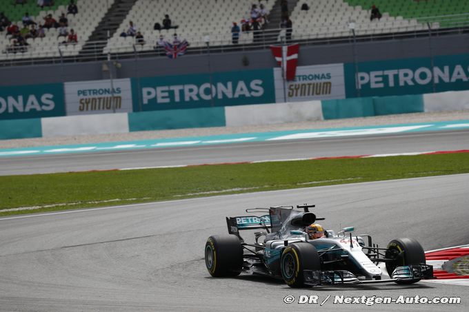 Hamilton en pole à Sepang, Vettel (...)