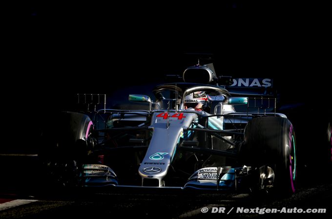 Hamilton hints at Mercedes contract