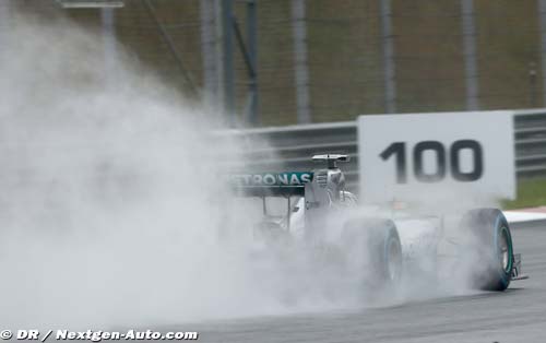 Lewis Hamilton takes pole at damp (...)