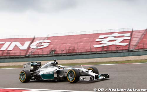Hamilton eases to victory in China